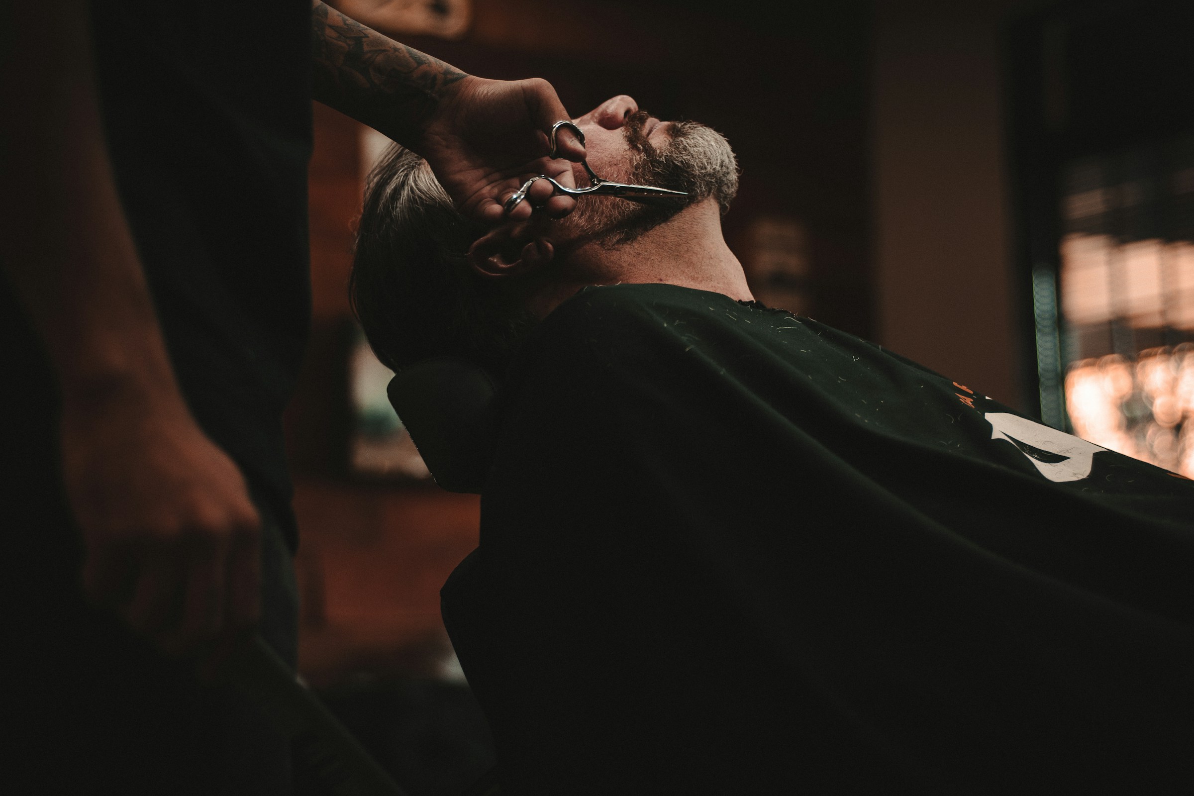 Recorte de barba en la silla